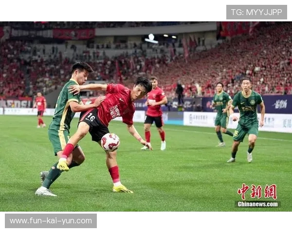 中超球队在赛季末段呈现冲刺态势排名变动频繁，中超阶段比赛